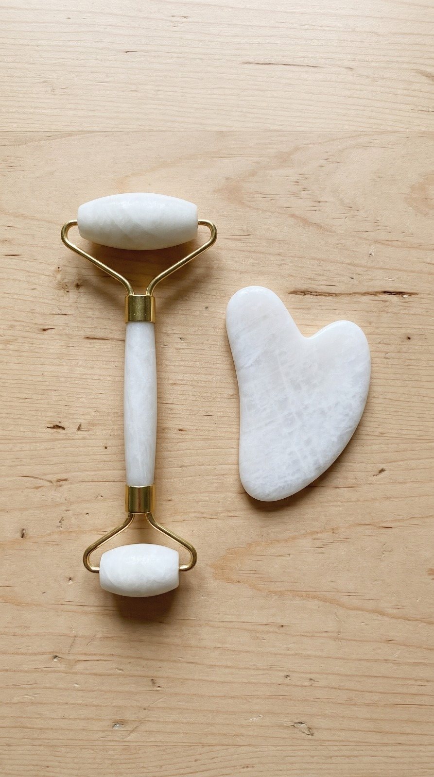 Gua sha y rodillo de piedra natural del kit facial Caritio